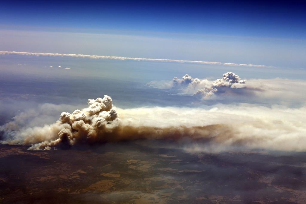 ภาพทางอากาศเผยควันพวยพุ่งจากไฟป่าที่หุบเขาริชมอนด์ นิวเซาท์เวลส์ เมื่อช่วงปลายปี ค.ศ.2019 (AFP / Saeed Khan) 