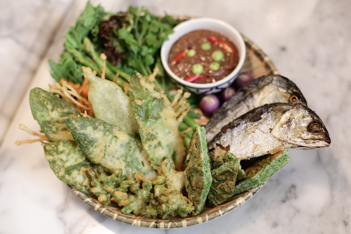 ปลาทูก้างละลาย-น้ำพริกกะปิ และผักท้องถิ่นทอดเทมปุระ - Petite Audrey