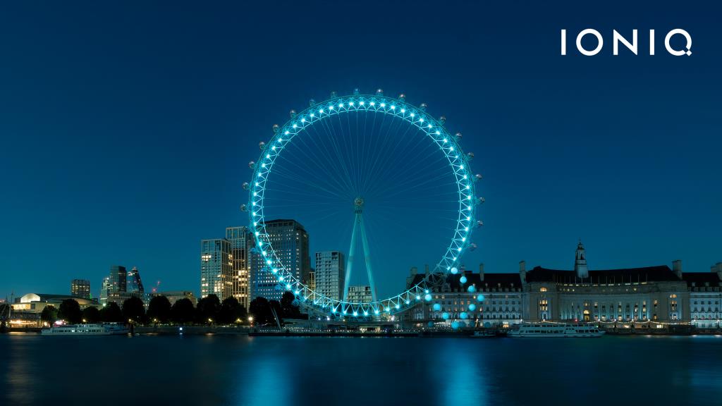 ฮุนไดฉลองการเปิดตัว ไอออนิค ด้วยการเปลี่ยน London Eye เป็นตัวอักษร “Q” ขนาดใหญ่ โดยใช้แสงไฟในการประดับ ก่อนทำการเปิดสถานที่ท่องเที่ยวที่ได้รับความนิยมอย่างเป็นทางการอีกครั้ง