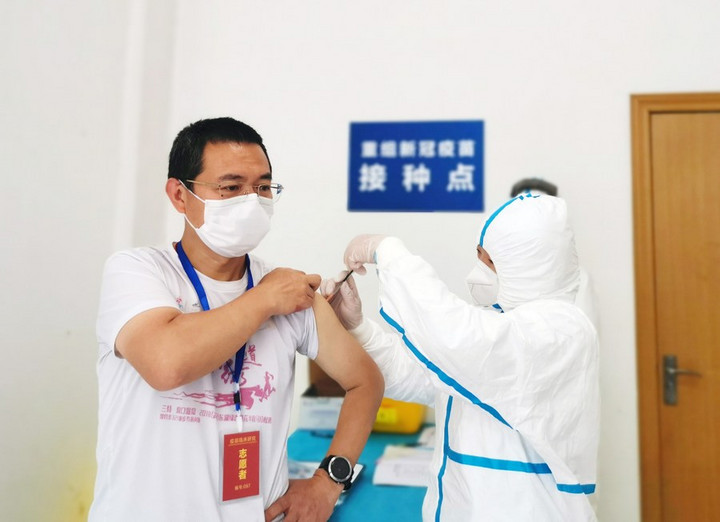 อาสาสมัครแพทย์ได้รับการฉีดวัคซีนตัวนำพาอะดีโนไวรัส ในอู่ฮั่น มณฑลหูเป่ย ทางตอนกลางของจีน เมื่อวันที่ 12 เม.ย. 2020--แฟ้มภาพซินหัว 