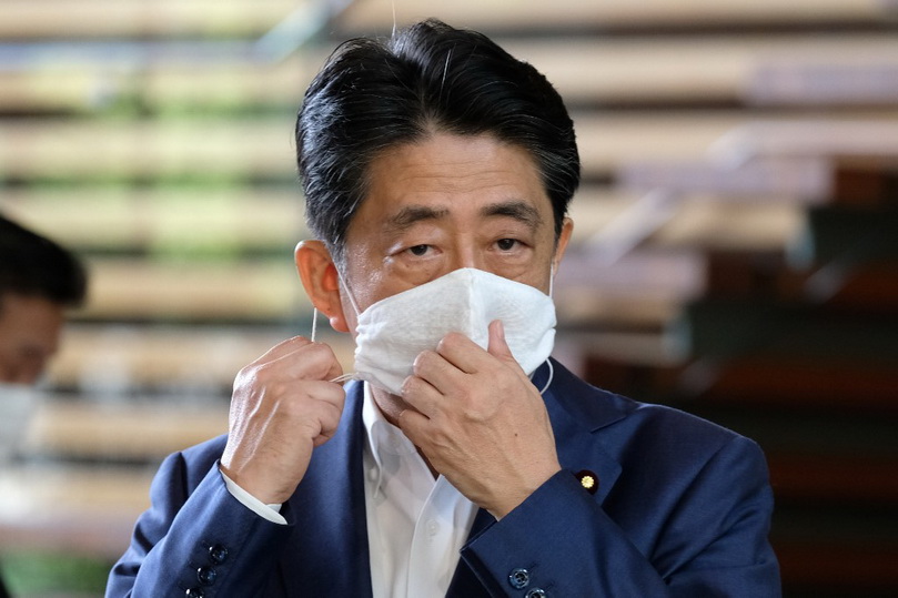 นายกรัฐมนตรี ชินโซ อาเบะ แห่งญี่ปุ่นถอดหน้ากากอนามัยก่อนจะให้สัมภาษณ์สั้นๆ กับสื่อมวลชน หลังเดินทางจากโรงพยาบาลกลับมาถึงทำเนียบในวันนี้ (24 ส.ค.) 