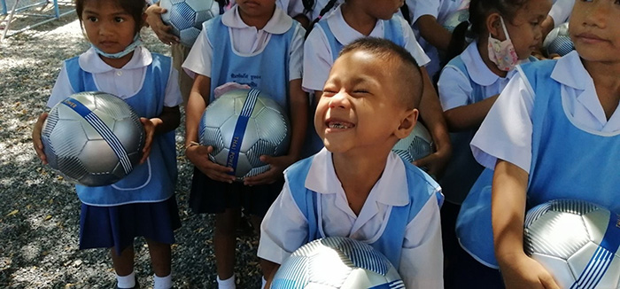 รอยยิ้มของเยาวชนที่ได้รับมอบลูกฟุตบอลในโครงการล้านลูก ล้านพลัง สร้างฝันเด็กไทย