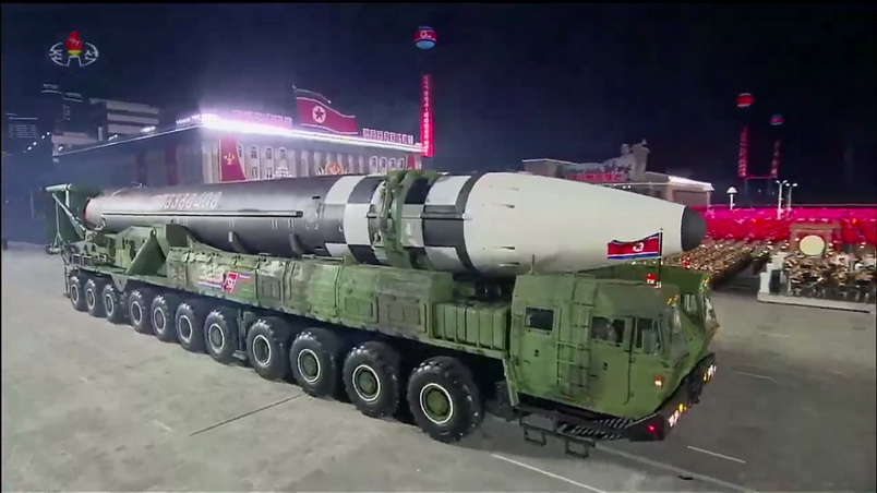 ขีปนาวุธพิสัยไกลข้ามทวีป (ICBM) รุ่นใหม่ของเกาหลีเหนือซึ่งนักวิเคราะห์ระบุว่าน่าจะมีขนาดใหญ่ที่สุดในโลก 