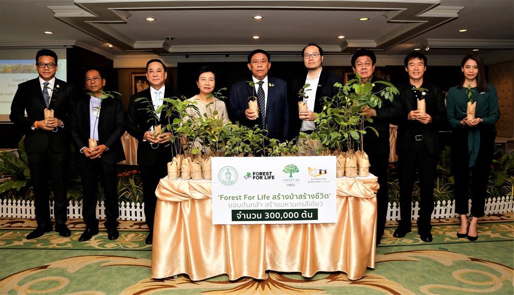 ภาพ - พลตำรวจเอกอัศวิน ขวัญเมือง ผู้ว่าราชการกรุงเทพมหานคร รับมอบกล้าไม้ 300,000 ต้น จากโครงการ Forest for Life สร้างป่าสร้างชีวิต 