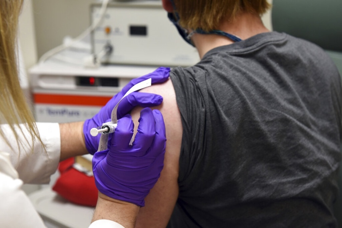 ภาพจากแฟ้มถ่ายเมื่อ 4 พ.ค. 2020 และเผยแพร่โดยวิทยาลัยแพทยศาสตร์  มหาวิทยาลัยแมริแลนด์  แสดงให้เห็นอาสาสมัครคนแรกที่เข้ารับการฉีดวัคซีนที่วิทยาลัย ซึ่งตั้งอยู่ในเมืองบัลติมอร์ ตามโครงการทดสอบวัคซีนป้องกันโควิด-19 ซึ่งผลิตโดยบริษัทไฟเซอร์ 