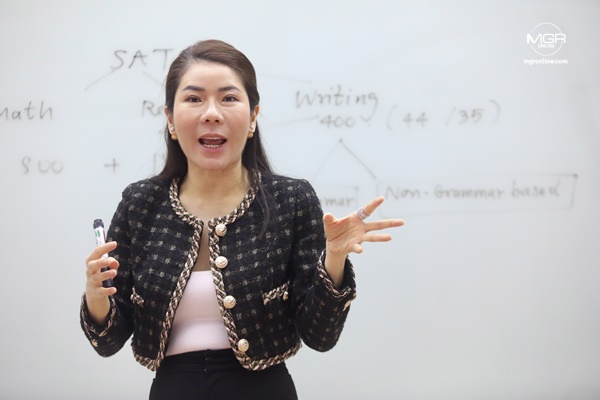 เสาวลักษณ์ ลี้รุ่งเรืองพร หรือ ครูฮ้วง เจ้าของสถาบัน Campus Genius Center ผู้สอนหลักสูตรติวเข้มเพื่อการสอบ SAT