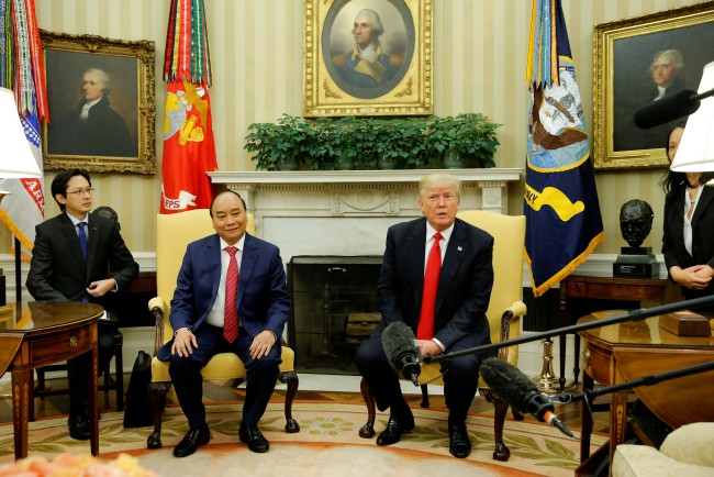 ภาพแฟ้มปี 2560 ประธานาธิบดีโดนัลด์ ทรัมป์ ให้การต้อนรับนายกรัฐมนตรีเหวียน ซวน ฟุ้ก ขณะเยือนทำเนียบขาว.-- Reuters.