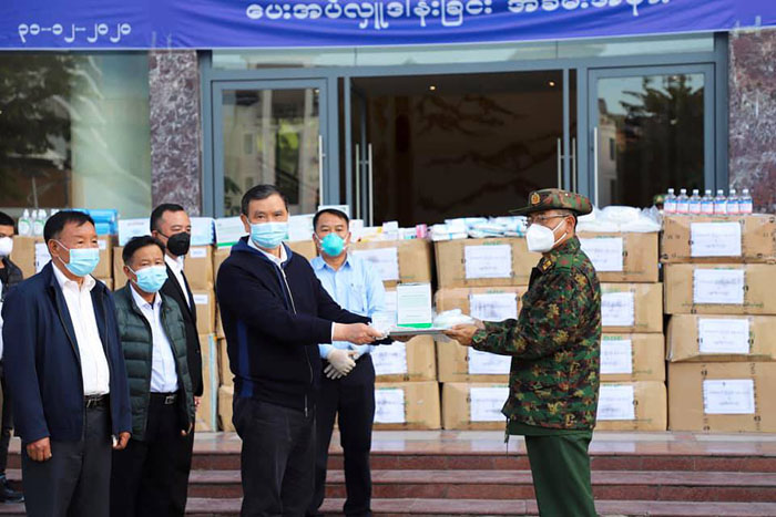 กองทัพพม่า ส่งตัวแทนนำอุปกรณ์ที่จำเป็นไปช่วยว้าและเมืองลา ต่อสู้กับโควิด-19 เมื่อวันที่ 31 ธันวาคม