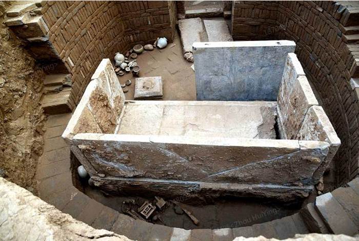 เตียงหินอ่อนที่พบในสุสานโบราณของคู่สามี-ภรรยาที่ตกทอดจากยุคราชวงศ์สุย (ค.ศ. 581-618) ในเมืองอันหยาง มณฑลเหอหนาน ตอนกลางของจีน (ภาพจาก ไชน่า เดลี่) 