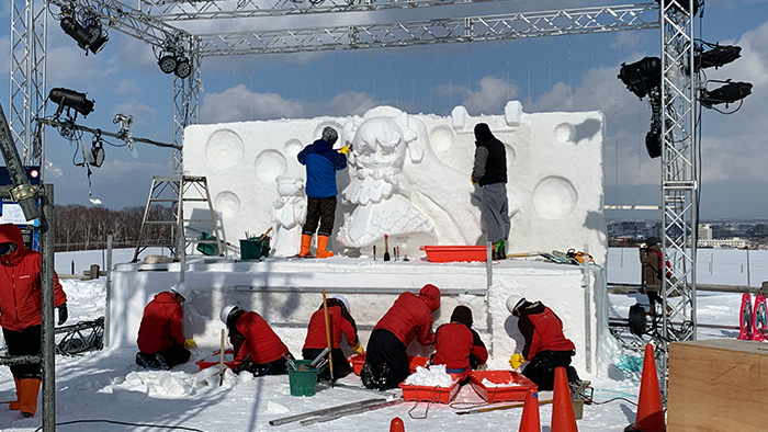 ขั้นตอนการสร้างสรรค์รูปปั้นน้ำแข็ง Yuki Miku (ภาพ: https://online.snowfes.com/en/) 