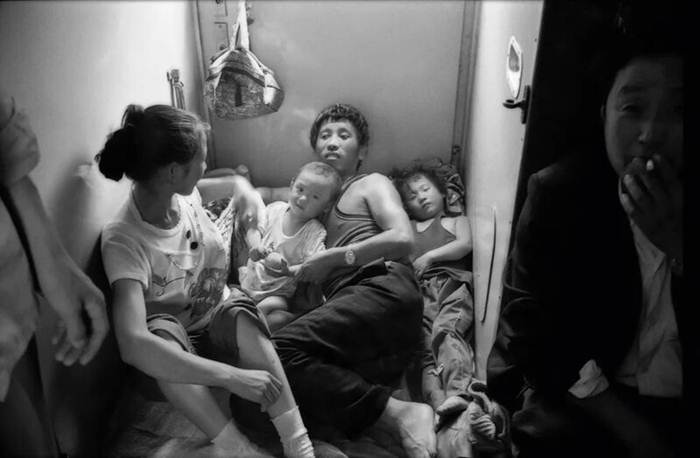 บนขบวนรถไฟเซี่ยงไฮ้-ฉงชิ่ง ปี 1991 ครอบครัวสมาชิกสี่คนนอนบนรถไฟ