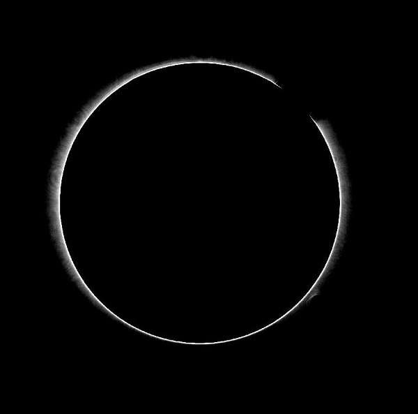 (ภาพจากหอดูดาวอวิ๋นหนาน สังกัดสถาบันวิทยาศาสตร์แห่งชาติจีน : ภาพความละเอียดสูงของบรรยากาศชั้นนอกสุดของดวงอาทิตย์ที่บันทึกโดยกล้องโคโรนากราฟในอำเภอเต้าเฉิง แคว้นปกครองตนเองกานจือ กลุ่มชาติพันธุ์ทิเบต มณฑลซื่อชวนทางตะวันตกเฉียงใต้ของจีน วันที่ 27 ก.พ. 2021)