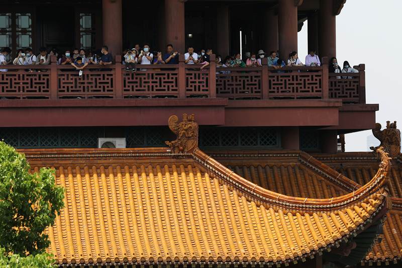 กลุ่มนักท่องเที่ยวจีนบนหอนกกระเรียนเหลือง นครอู่ฮั่น ระหว่างวันหยุดแรงงาน ภาพวันที่ 2 พ.ค.2021  (แฟ้มภาพจากรอยเตอร์ส)