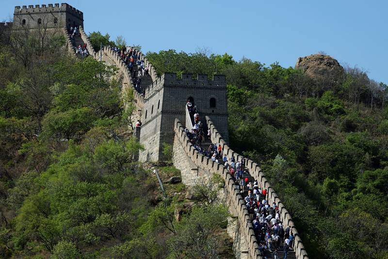 ฝูงชนชาวจีนไปเที่ยวกำแพงเมืองจีน ส่วนมู่เถียนอี้ว์ ชานเมืองปักกิ่ง ระหว่างวันหยุดแรงงาน ภาพวันที่ 2 พ.ค.2021  (แฟ้มภาพจากรอยเตอร์ส)