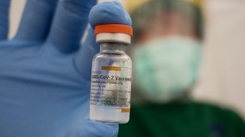 วัคซีนซิโนแวค วัคซีนต้านโควิด-19 ซึ่งรัฐบาลสั่งนำเข้ามาเพื่อใช้ฉีดให้คนไทย และผู้คนบางส่วนกำลังหวั่นเกรงเรื่องผลข้างเคียง