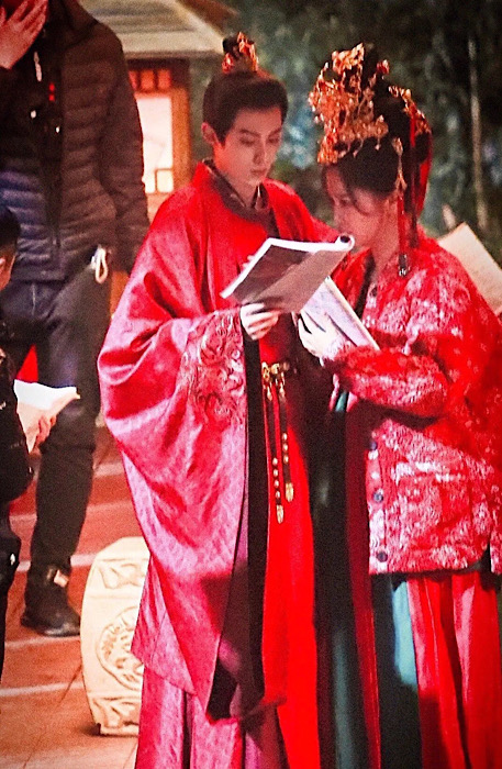 ภาพการเข้าฉากของ ‘อวี๋ซูซิน’ และ ‘ดีแลน หวัง’ ในชุดแต่งงานเต็มยศที่ถูกปล่อยออกมาบนโลกโซเชียลของจีน และกลายเป็นที่ฮือฮามากในแวดวงของคอซีรีส์ (แฟ้มภาพจาก เว่ยป๋อ)