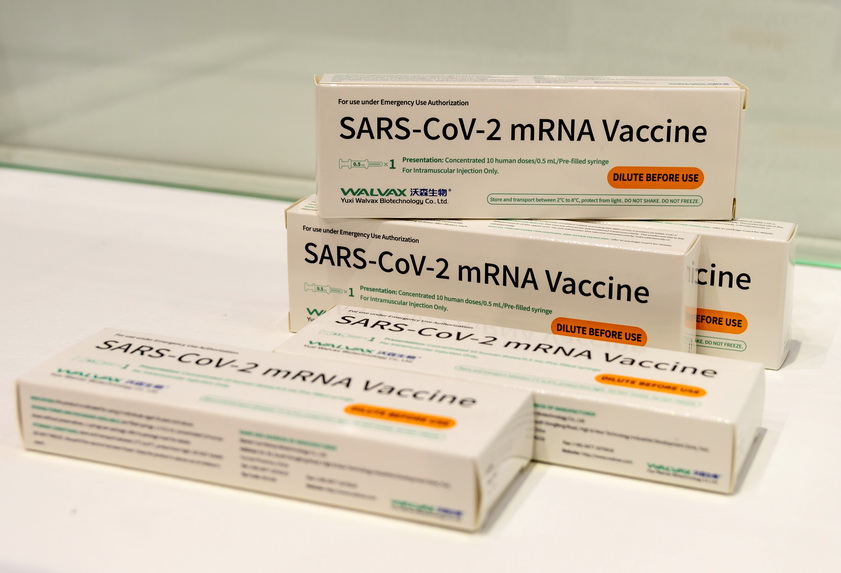 กล่องบรรจุวัคซีนป้องกันโควิด-19 ชนิด mRNA ของบริษัท วาลแว็กซ์ ไบโอเทคโนโลยี ถูกนำมาจัดแสดงในมหกรรมสินค้าที่นครเซี่ยงไฮ้ เมื่อวันที่ 16 เม.ย.ที่ผ่านมา (ภาพ - China Daily via REUTERS)