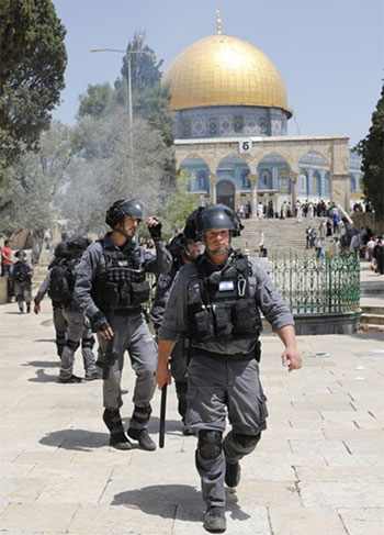 ตำรวจอิสราเอลปะทะผู้แสวงบุญชาวปาเลสไตน์ที่มัสยิดอัล-อักซอ
