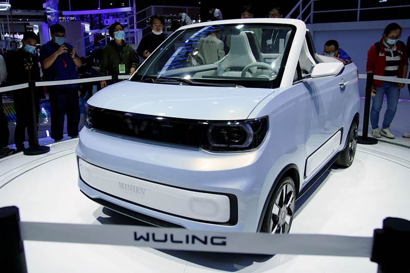 ‘อู่หลิง มินิ อีวี’ (Wuling MINI EV) รถยนต์ไฟฟ้าสัญชาติจีน เปิดตัวใน งานแสดงรถยนต์ที่นครเซี่ยงไฮ้ (Auto Shanghai) ภาพเมื่อวันที่ 19 เม.ย.2021 (แฟ้มภาพรอยเตอร์ส)