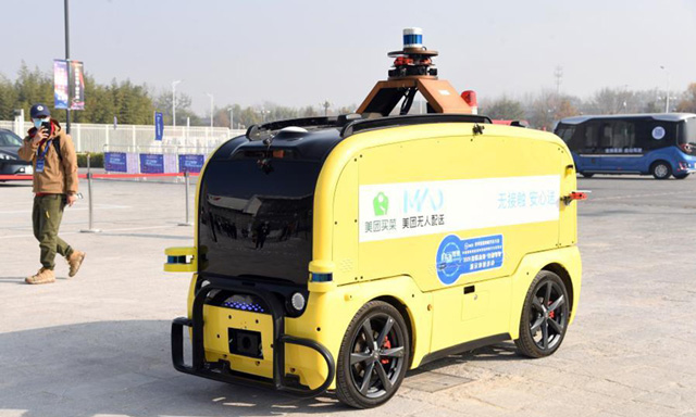 รถยนต์ส่งของไร้คนขับที่จัดแสดงในการประชุม World Intelligent Connected Vehicles Conference ปี 2020 ซึ่งจัดขึ้นที่กรุงปักกิ่งเมืองหลวงของจีน  (ภาพซินหัว / เหรินเฉา)