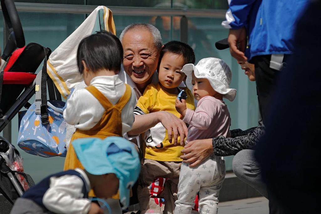 คนอยากมีลูกเฮ! “จีน” เปลี่ยนกฎอนุญาตมีลูกได้ 3 คน หลังทั้งประเทศเริ่มเข้าสู่สังคมผู้สูงอายุ