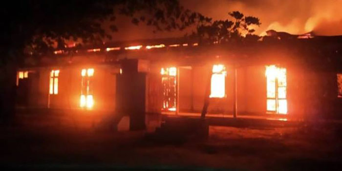 อาคารเรียนของโรงเรียนมัธยมต้น ในเมืองเมะทิลา ภาคมัณฑะเลย์ ถูกไฟไหม้วอดทั้งหลัง เมื่อตอน 03.00น. (ภาพจากสำนักข่าว DVB)