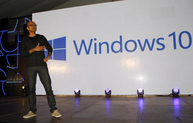 แฟ้มภาพ สัตยา นาเดลลา ประธานเจ้าหน้าที่บริหาร ไมโครซอฟท์บนเวทีเปิดตัว Windows 10 เมื่อ 6 ปีที่แล้ว