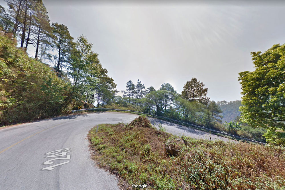ทางโค้งชันหักศอก บนถนนสู่ดอยอ่างขางทางอำเภอฝาง (ภาพจาก google street view)