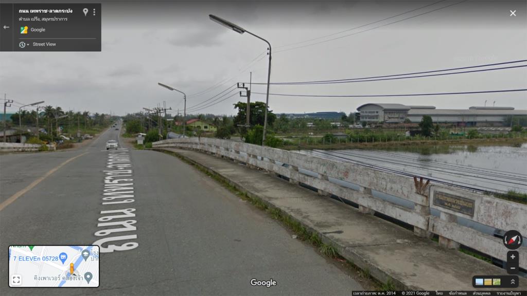 แม้จะยังไม่แน่ชัดว่าถนนเทพราช-ลาดกระบังก่อสร้างเมื่อใด แต่ภาพจาก Google Streetview บ่งบอกได้ว่าสะพานข้ามคลองพระองค์เจ้าไชยานุชิต ก่อสร้างโดยกรมทางหลวงชนบทเมื่อปี 2548 ปัจจุบันได้ทุบทิ้งแทนที่สะพานขนาดใหญ่ที่สร้างขึ้นมาใหม่ทดแทน
