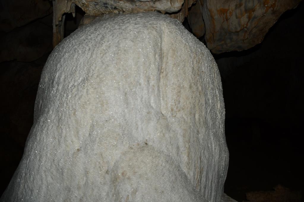 หินงอกหินย้อยในถ้ำแก้ว