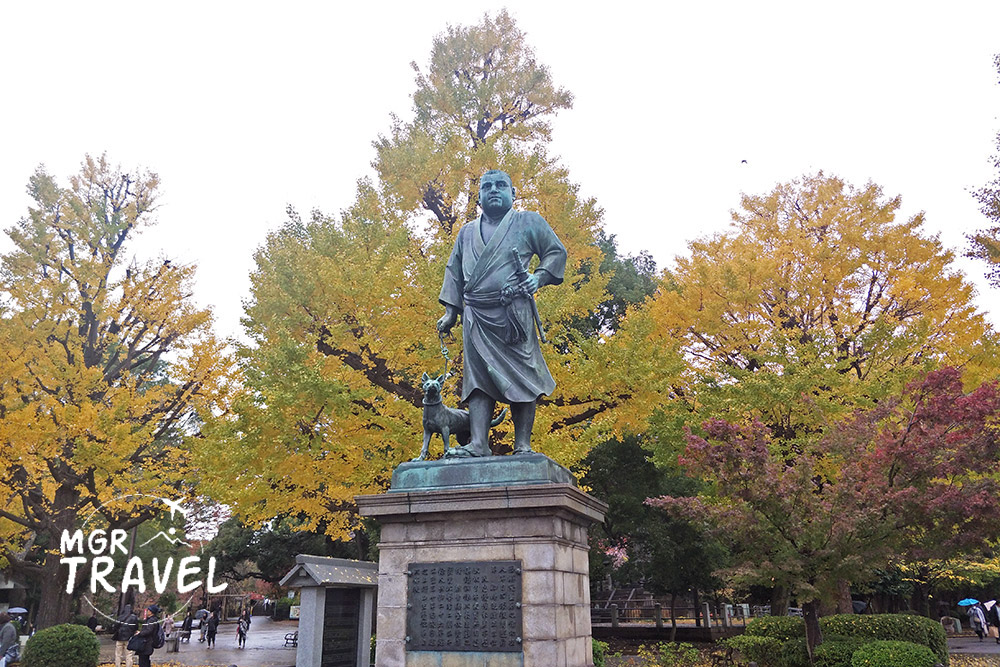 รูปปั้นของไซโง ทากาโมริ และใบไม้เปลี่ยนสีที่สวนอุเอโนะ