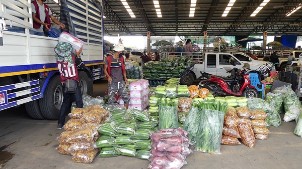 เกษตรกรผู้ค้าตลาดศรีเมือง รวมตัวเรียกร้องคำสั่งปิดตลาดแต่ไม่มีมาตรการรองรับ