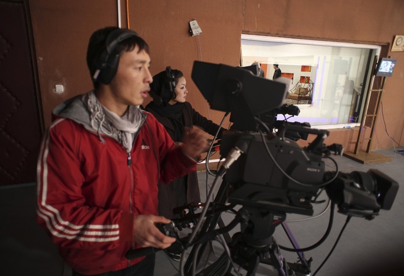 ทีมถ่ายทำวิดีโอของสตูดิโอเนกาห์ทีวีในอัฟกานิสถานทำงานอย่างมืออาชีพ ผลิตรายการป้อนเครือข่ายสถานีโทรทัศน์หลายแห่ง