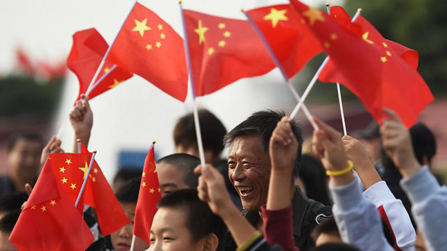 กิจกรรมเฉลิมฉลอง ประชาชนจีนชูธงชาติด้วยความภาคภูมิใจ (ที่มา Dagonggang)