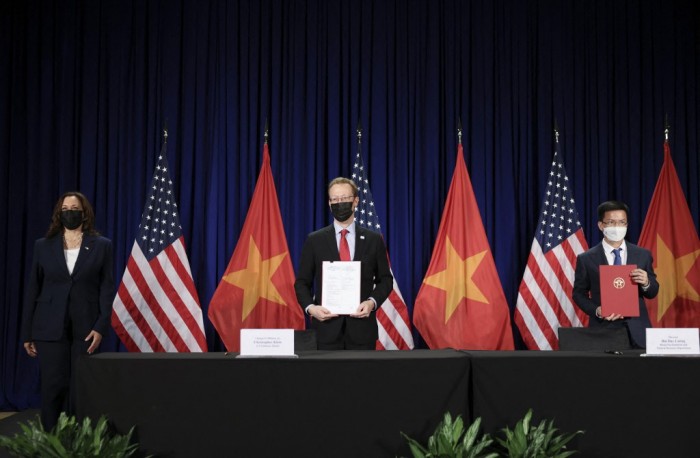 รองประธานาธิบดีกมลา แฮร์ริส (ซ้าย) เข้าร่วมการเปิดสำนักงาน CDC ประจำภูมิภาคเอเชียตะวันออกเฉียงใต้ ในกรุงฮานอย วันที่ 25 ส.ค. 2564. -- AFP.