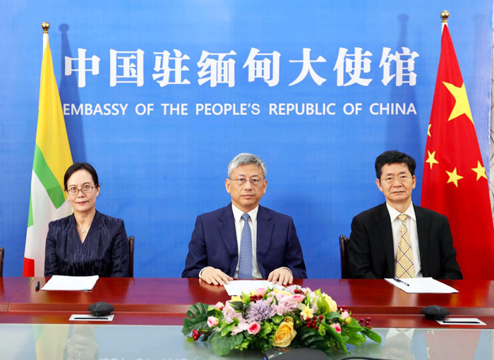 Chen Hai เอกอัครราชทูตจีน ประจำพม่า (กลาง) Li Malin รองผู้ว่าการมณฑลยูนนาน (ซ้าย) และ Deng Boqing รองประธาน CIDCA (ขวา) กล่าวส่งมอบความช่วยเหลือที่จีนให้แก่พม่า ผ่านระบบวิดีโอ คอนเฟอเรนซ์