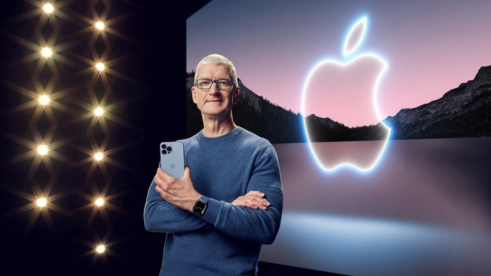 iPhone 13 แจ้งเกิดหลังจาก Tim Cook ฉลองครบ 10 ปีที่รับตำแหน่งประธานเจ้าหน้าที่บริหารและพา Apple เป็นบริษัทเทคโนโลยีรายใหญ่ที่สุดในโลกด้วยมูลค่าตลาดที่เติบโตขึ้นประมาณ 600% แก้ไขคำบรรยายภาพ