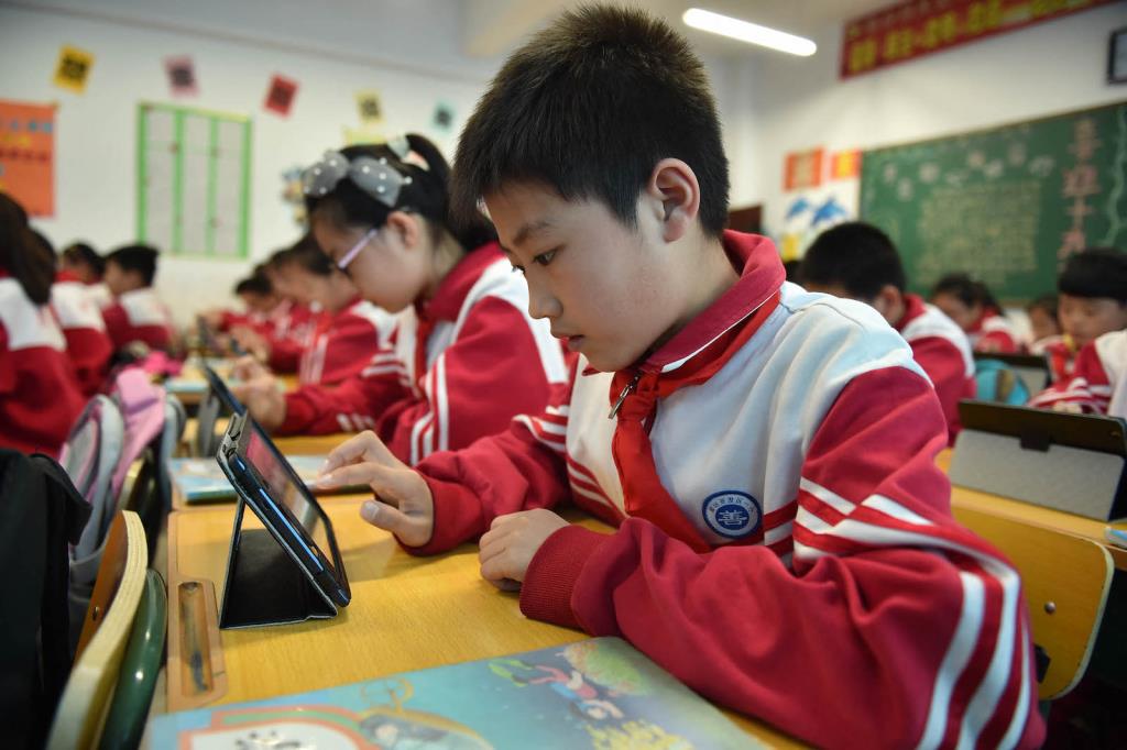 โรงเรียนประถมแห่งหนึ่งในเมืองหลางฟาง มณฑลเหอเป่ย ของจีน ใช้แท็บเล็ตพีซี ช่วยในการเรียนการสอนวิชาคณิตศาสตร์