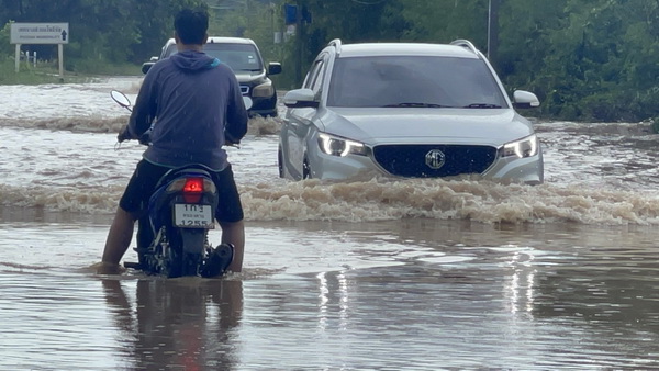 สภาพน้ำท่วมถนนในเขตเทศบาลเมืองหนองคาย หลังฝนตกหนักต่อเนื่องนานนับชั่วโมง
