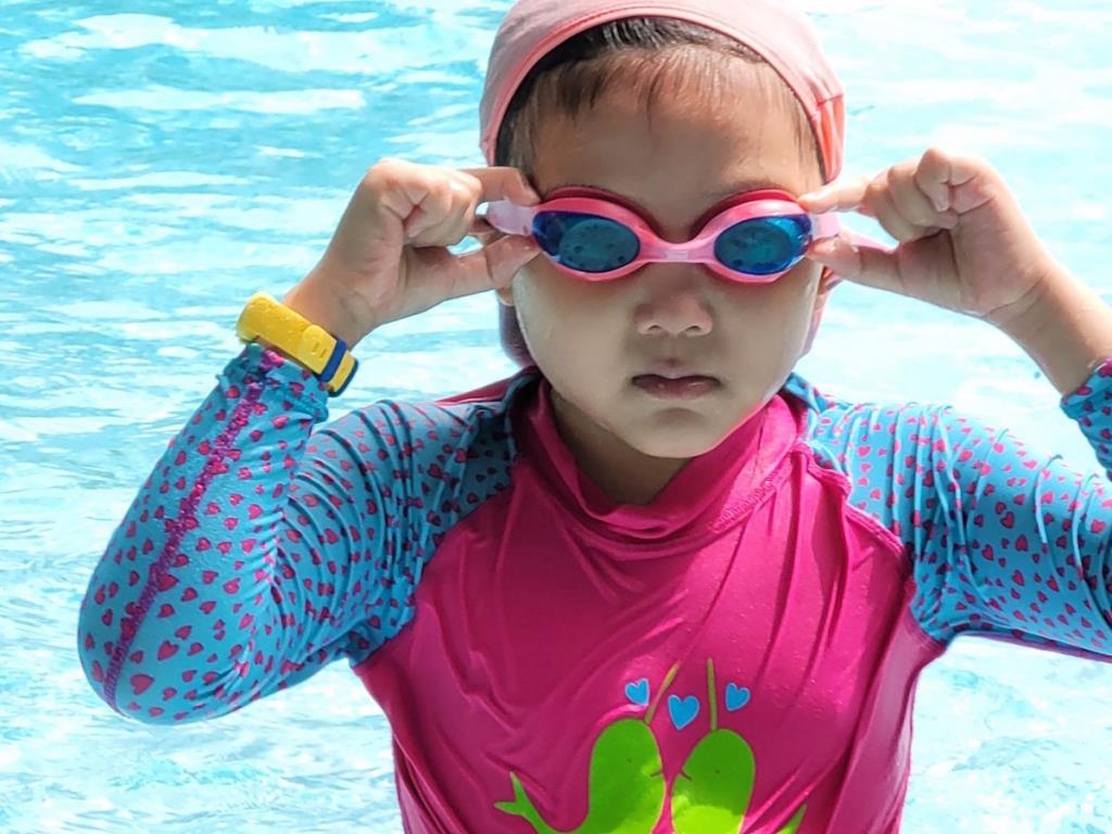 Fitbit Ace 3 Minion เป็นฟิตเนสแทรคเกอร์เพื่อเด็กประถมศึกษา ที่มีแบตเตอรี่อึดทน ทำให้คุณหนูสวมใส่ขณะว่ายน้ำได้ฉลุย