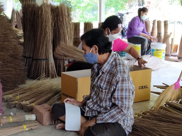 ไม้กวาดทางมะพร้าวภูมิปัญญาไทย ดังไกลถึงต่างประเทศ