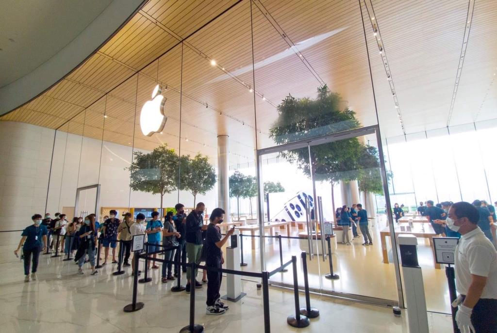 บรรยากาศซื้อเครื่อง iPhone 13 ที่ ‘Apple Store Iconsiam‘ ยังคึกคัก