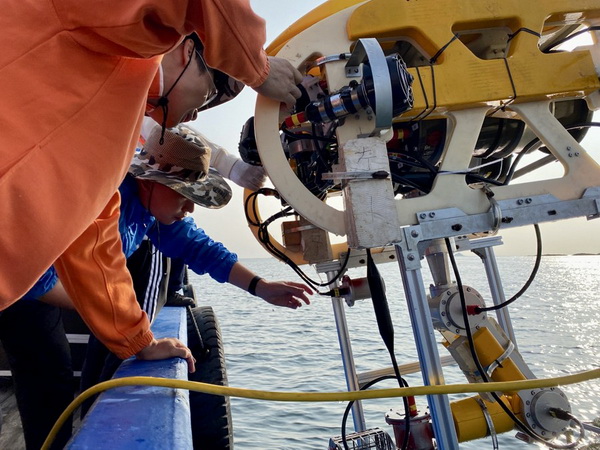 (ภาพจากมหาวิทยาลัยวิศวกรรมฮาร์บิน : นักวิจัยปล่อยหุ่นยนต์ลงทะเล)