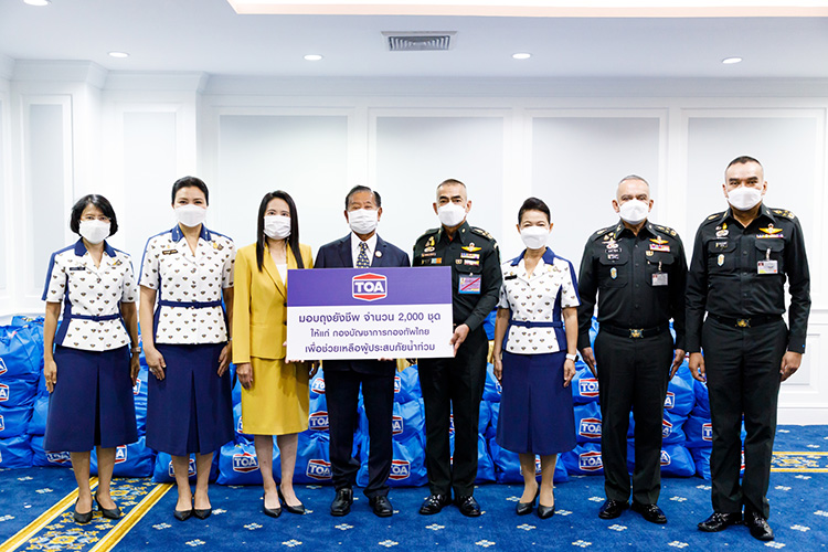 TOA มอบถุงยังชีพ 2,000 ชุด ให้แก่กองบัญชาการกองทัพไทย ช่วยผู้ประสบภัยน้ำท่วม