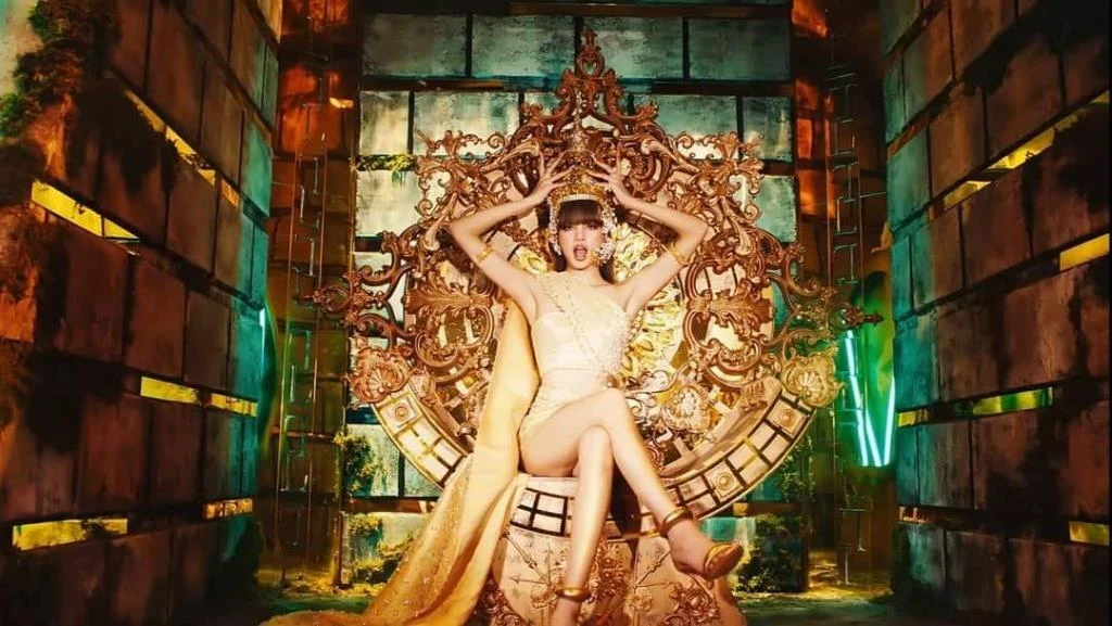 ลิซ่า แบล็กพิงก์ ศิลปินสาวชาวไทยชื่อก้องโลก (ภาพจาก MV เพลง Lalisa)