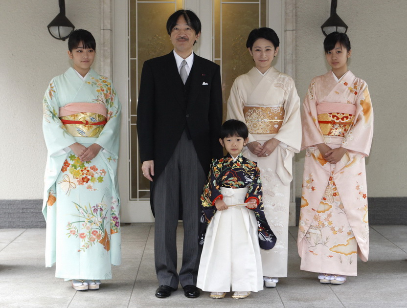 เจ้าชายฟุมิฮิโตะ เจ้าชายแห่งอากิชิโนะ มกุฎราชกุมารแห่งญี่ปุ่น พร้อมด้วยพระชายา และพระโอรส-ธิดาทั้ง 3 พระองค์ ในชุดฉลองพระองค์แบบพิธีการ ภาพถ่ายเมื่อวันที่ 3 พ.ย. ปี 2011