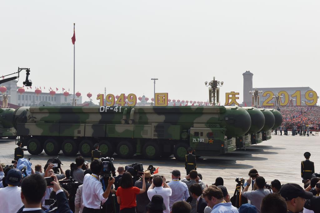 (ภาพจากแฟ้ม) ยานยนต์ทหารนำขีปนาวุธทิ้งตัวแบบ DF-41 ของกองทัพปลดแอกประชาชนจีน เคลื่อนขบวนในพิธีสวนสนามเพื่อเฉลิมฉลองวระครบรอบ 70 ปีของการก่อตั้งพรรคคอมมิวนิสต์จีน เมื่อวันที่ 1 ต.ค. 2019 ที่กรุงปักกิ่ง ทั้งนี้รายงานฉบับล่าสุดของเพนตากอนระบุว่า จีนกำลังขยายคลังแสงอาวุธนิวเคลียร์ของตนรวดเร็วเกินกว่าที่พวกเจ้าหน้าที่สหรัฐฯคาดการณ์เอาไว้มาก