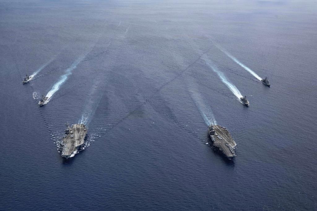 (ภาพจากแฟ้ม) หมู่เรือบรรทุกเครื่องบินโจมตี 2 หมู่ของกองทัพเรือสหรัฐฯ นำโดยเรือบรรทุกเครื่องบินยูเอสเอส โรนัลด์ เรแกน และยูเอสเอส นิมิตซ์ แปรขบวนขณะเข้ามาสำแดงแสนยานุภาพในทะเลจีนใต้เมื่อวันที่ 6 ก.ค.2020