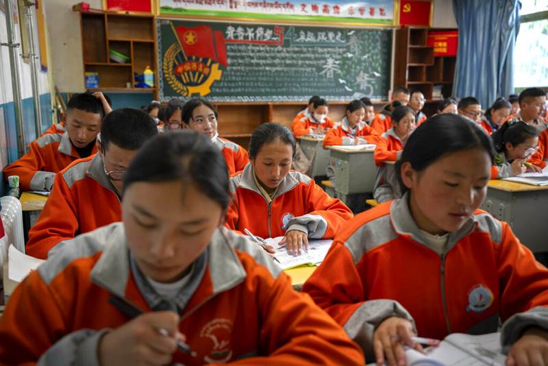 นักเรียนในชั้นเรียนภาษาจีนกลางที่โรงเรียนระดับมัธยมศึกษา ในทิเบต ภาพวันที่ 1 มิ.ย.2021  (แฟ้มภาพเอพี) 