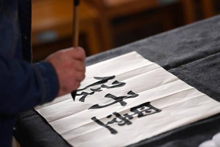 แฟ้มภาพซินหัว : นักศึกษาเขียนตัวอักษรจีนที่ห้องเรียนของมหาวิทยาลัยหนานไค เทศบาลนครเทียนจินทางตอนเหนือของจีน วันที่ 15 พ.ย. 2021)